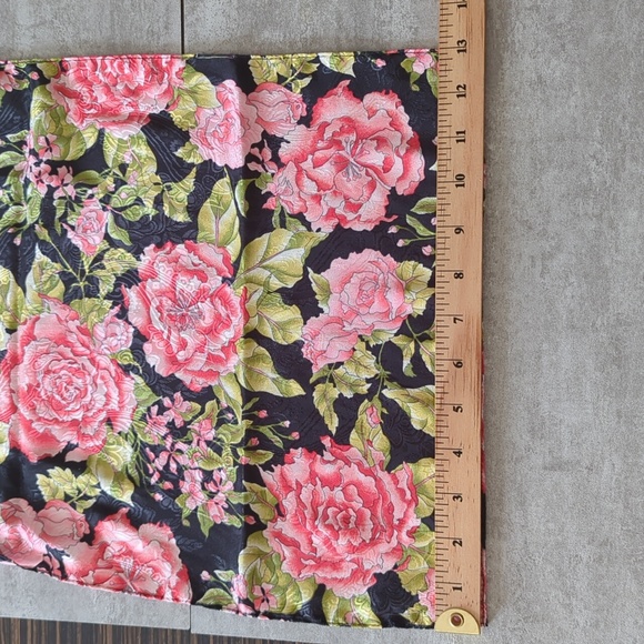 Rectangular lightweight scarf with roses - Picture 7 of 8